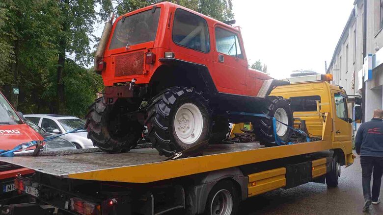 Evakuators transportē džipu. Nodrošinām speciālo un nestandarta auto transportēšanu un autoevakuatora pakalpojumus. Palīdzība