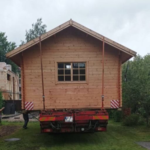Kravas mašīna ar platformu transportē moduļu māju. Nodrošinām moduļu māju pārvadājumus un lielgabarīta kravu transportēšanu