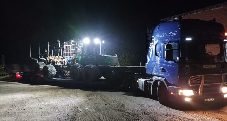 Kravas auto ar zemās grīdas platformu transportē meža tehniku. Piedāvājam lielgabarīta kravu pārvadājumus un traktoru transportēšanu