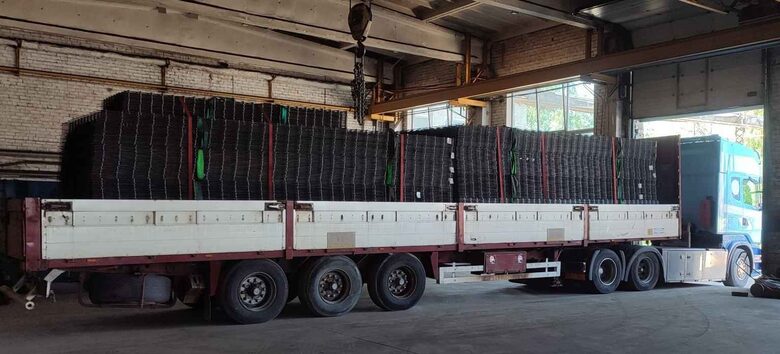 Kravas auto ar puspiekabi iekrauj metāla sietus. Piedāvājam kravu pārvadājumus, transportējot lielus apjomus un materiālus